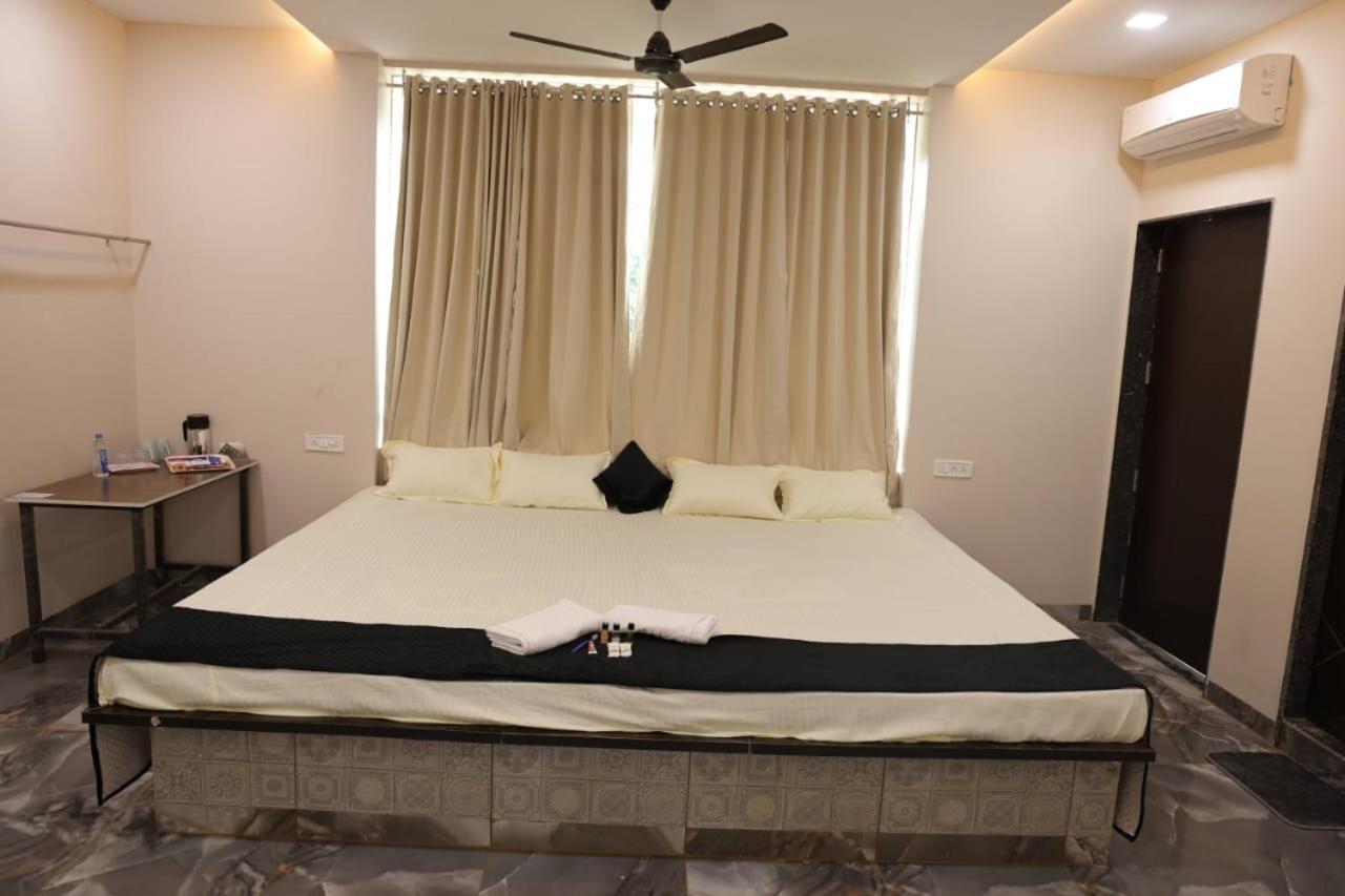 Navkar Palace Hotel & Resort, Sanawad Exterior foto